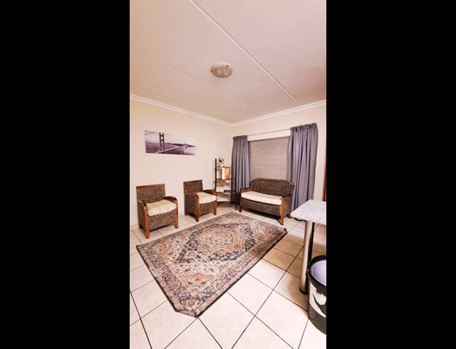1 BEDROOM PROPERTY TO RENT IN DIE BULT